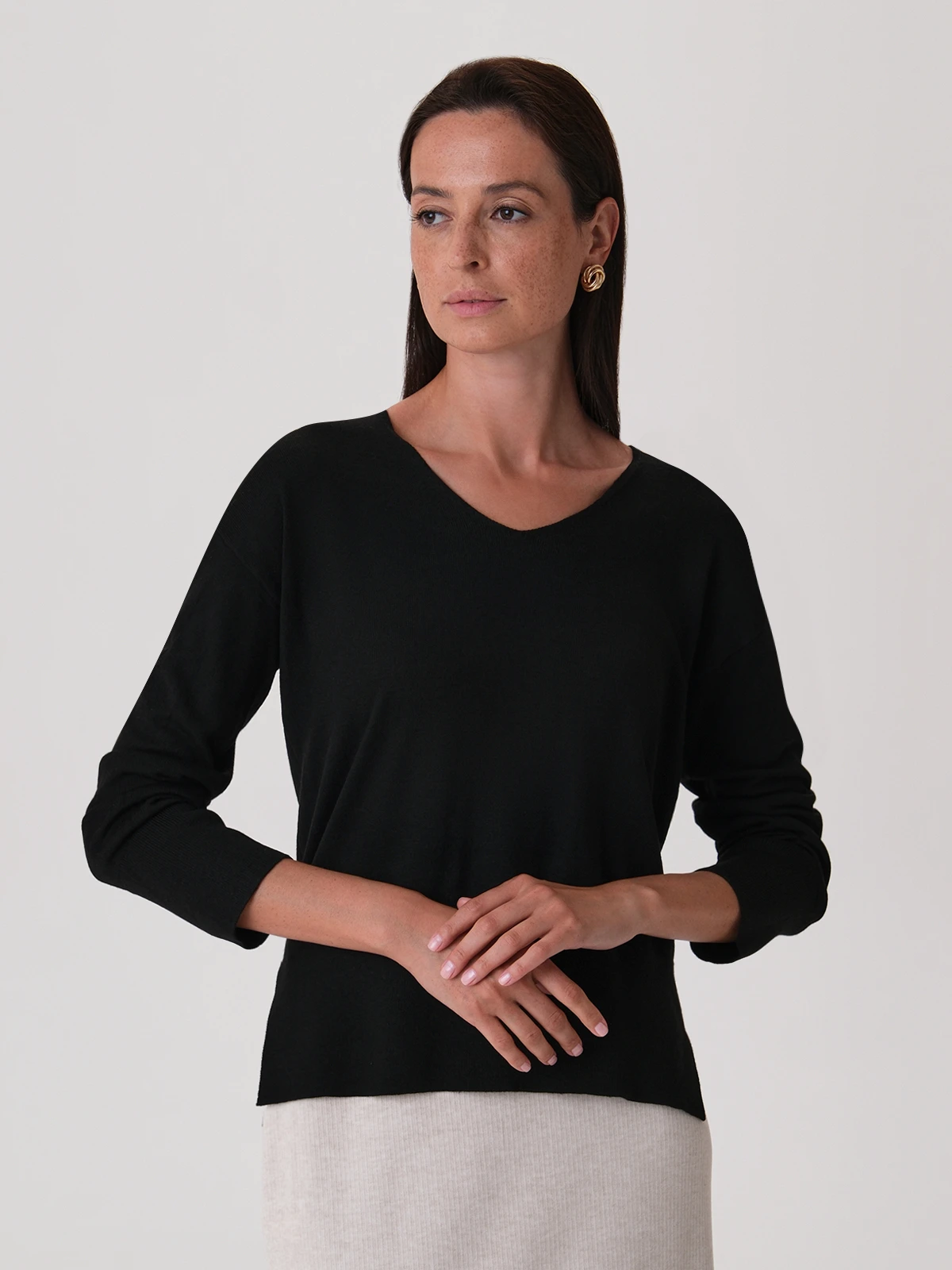 Тонкий пуловер с v-образным вырезом