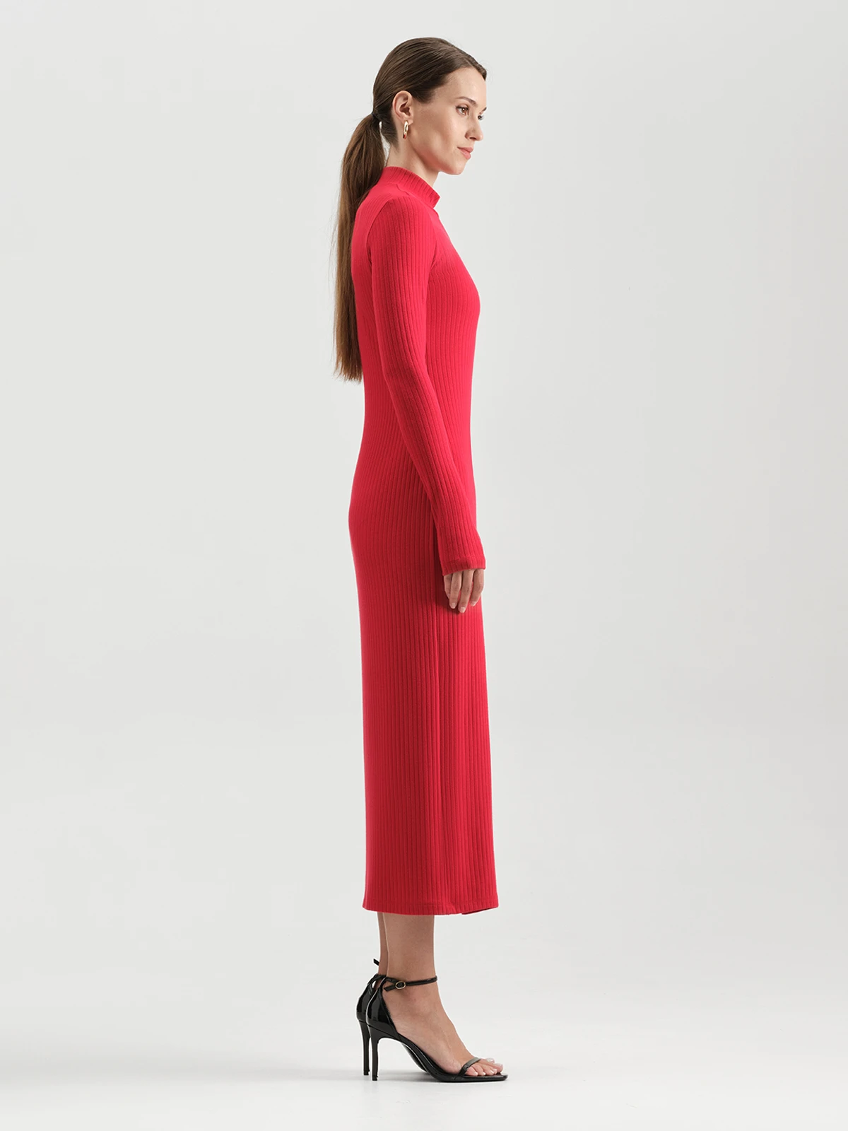 Трикотажное платье с разрезом