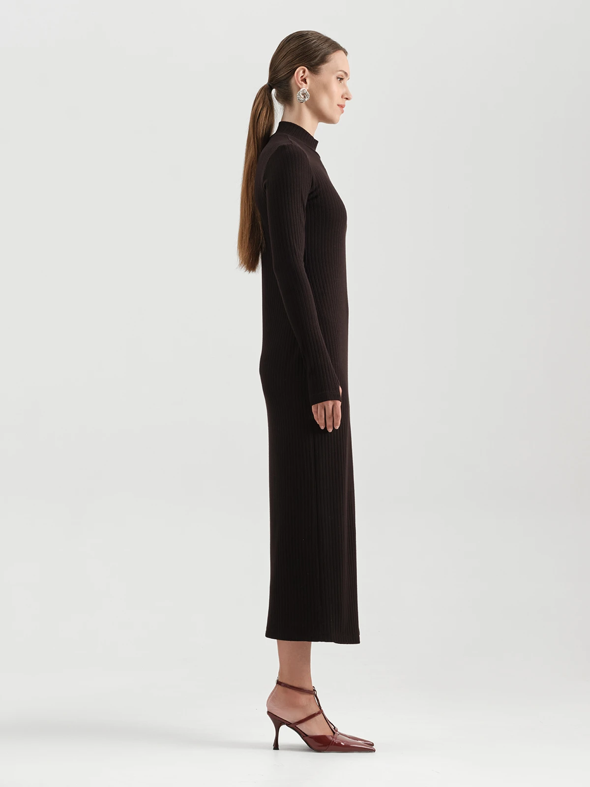 Трикотажное платье с разрезом