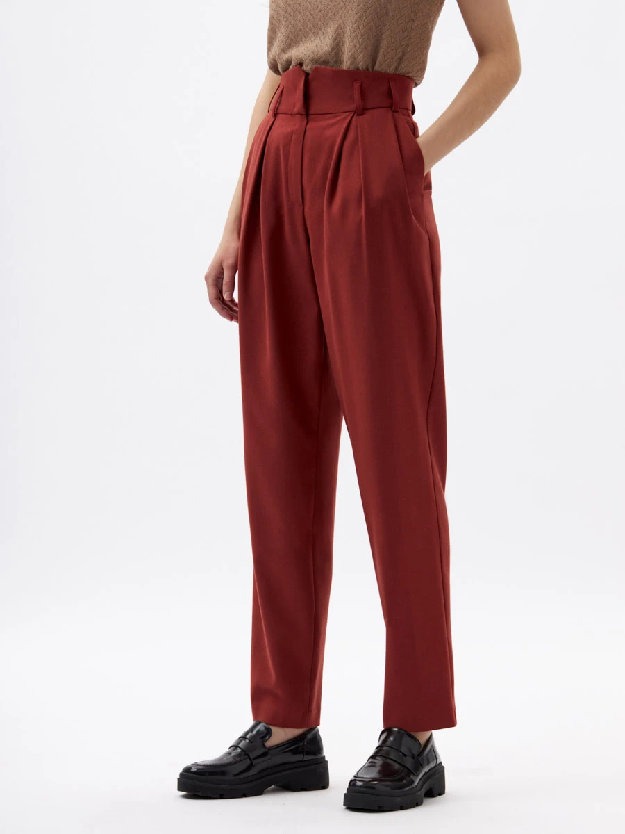 Брюки с широким поясом и защипами