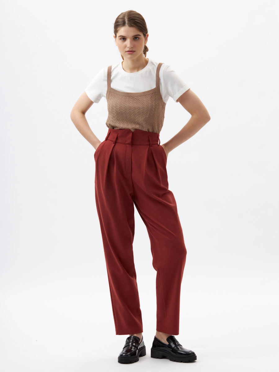 Брюки с широким поясом и защипами