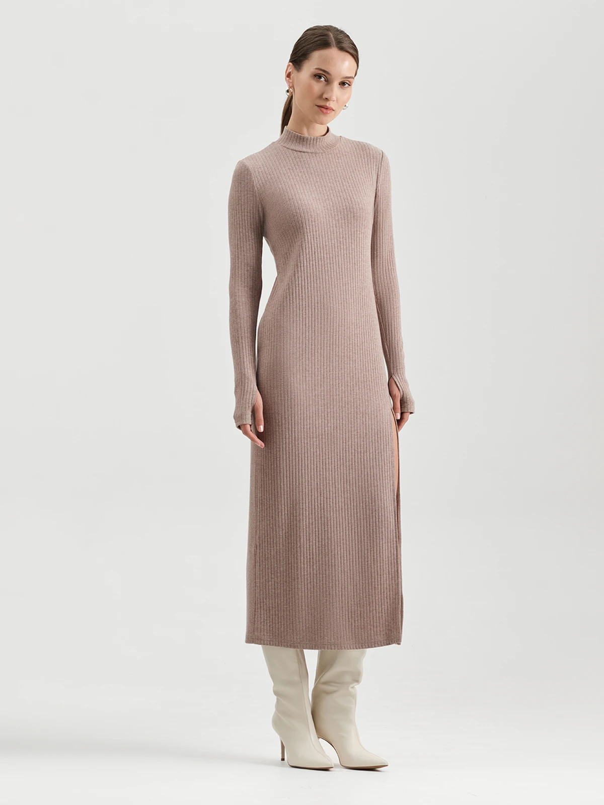 Трикотажное платье с разрезом