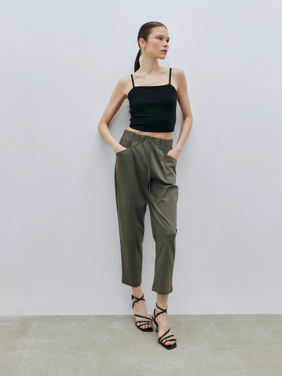 Свободные брюки, зауженные к низу