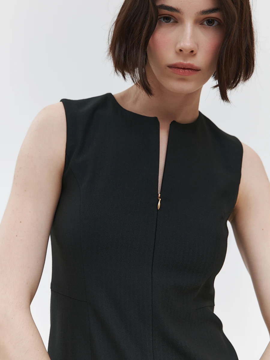 Платье-футляр без рукавов