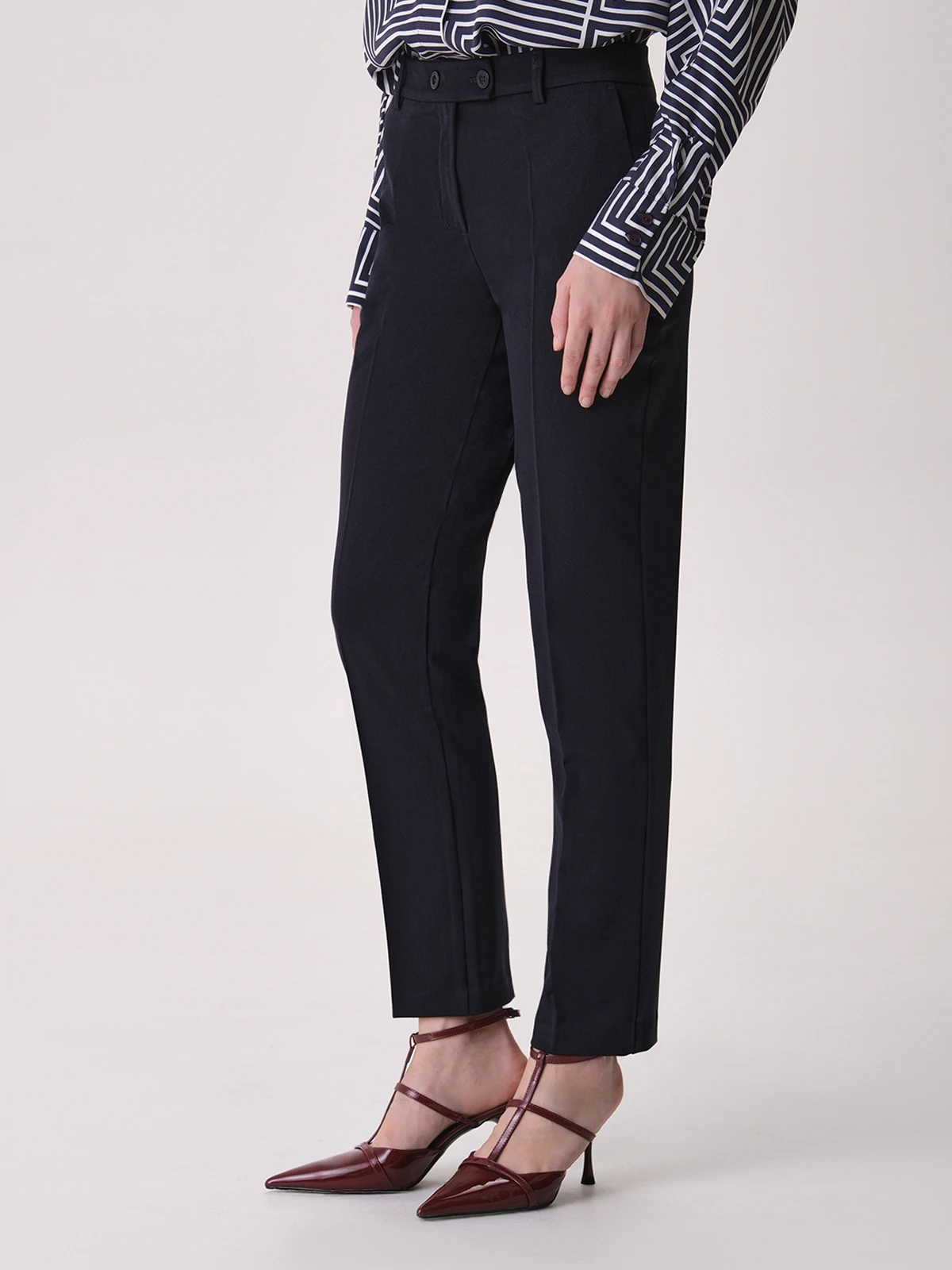 Зауженные укороченные брюки