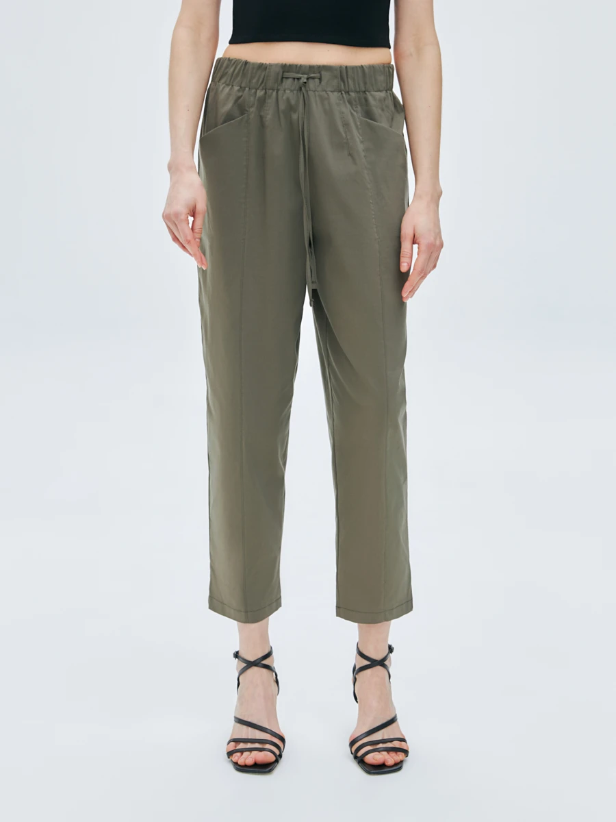 Свободные брюки, зауженные к низу