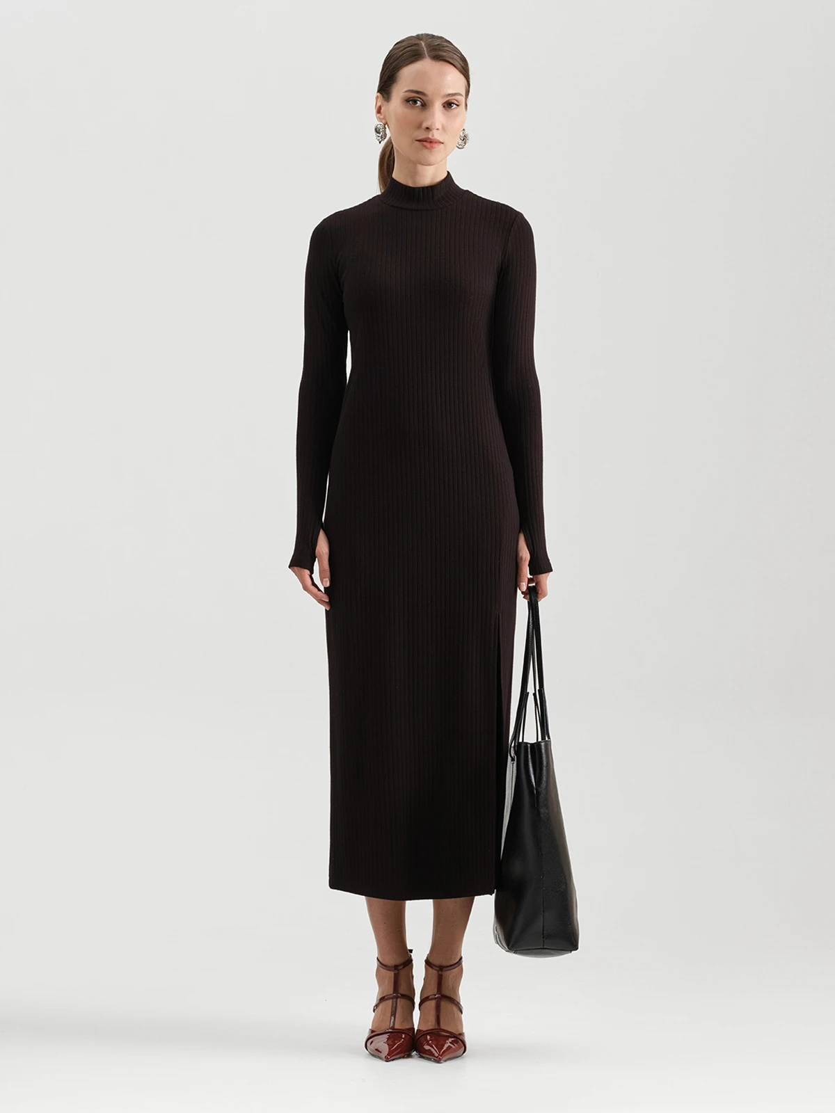 Трикотажное платье с разрезом