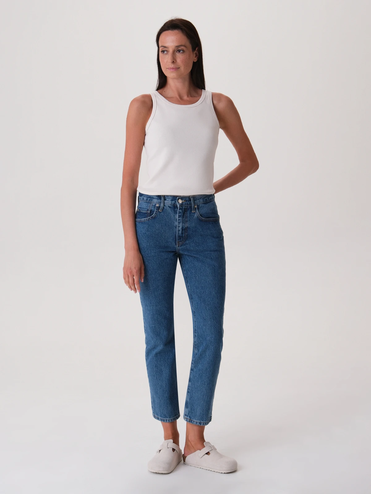 Прямые укороченные джинсы