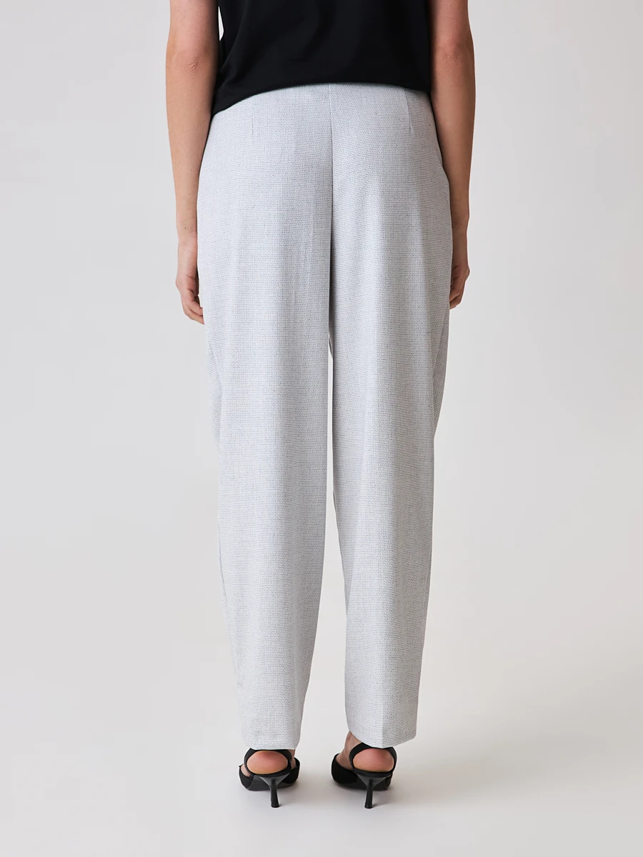 Брюки с защипами зауженные к низу