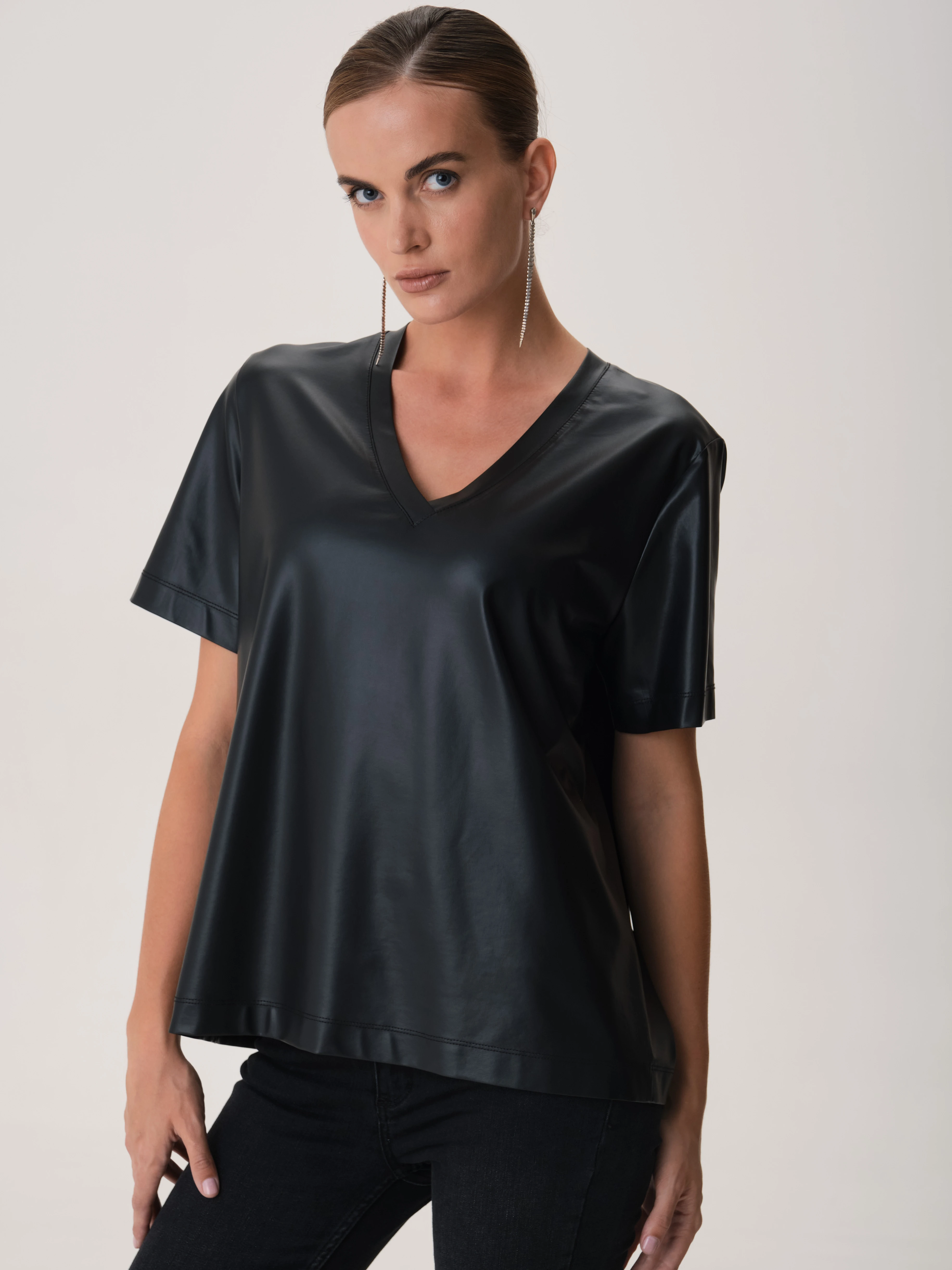 Футболка из экокожи