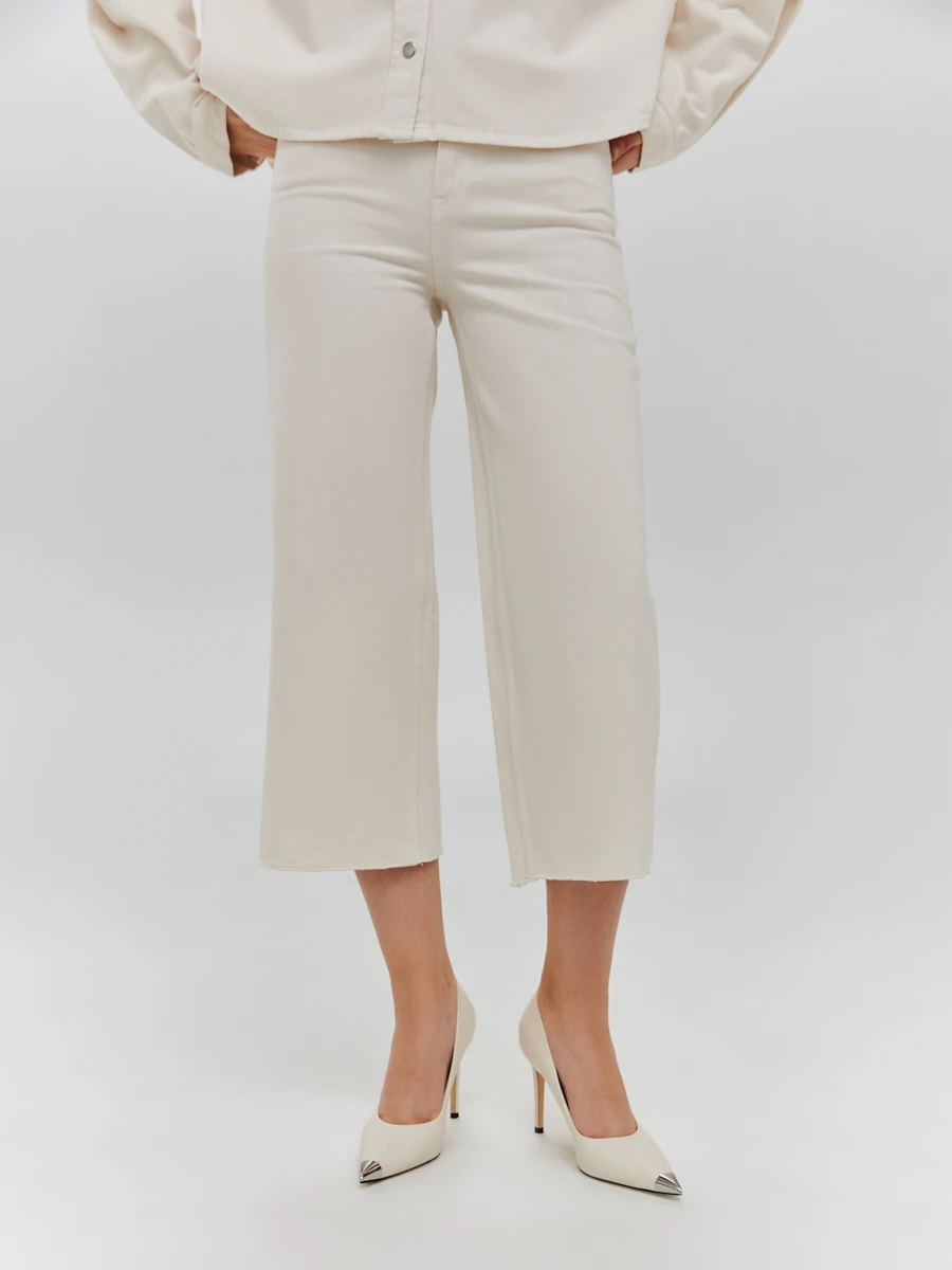 Джинсы-кюлоты с необработанным краем